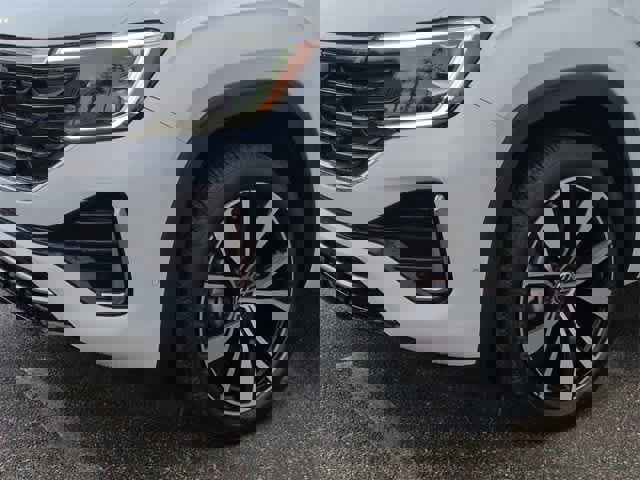 Used 2024 Volkswagen Atlas SEL Premium R-Line image 11