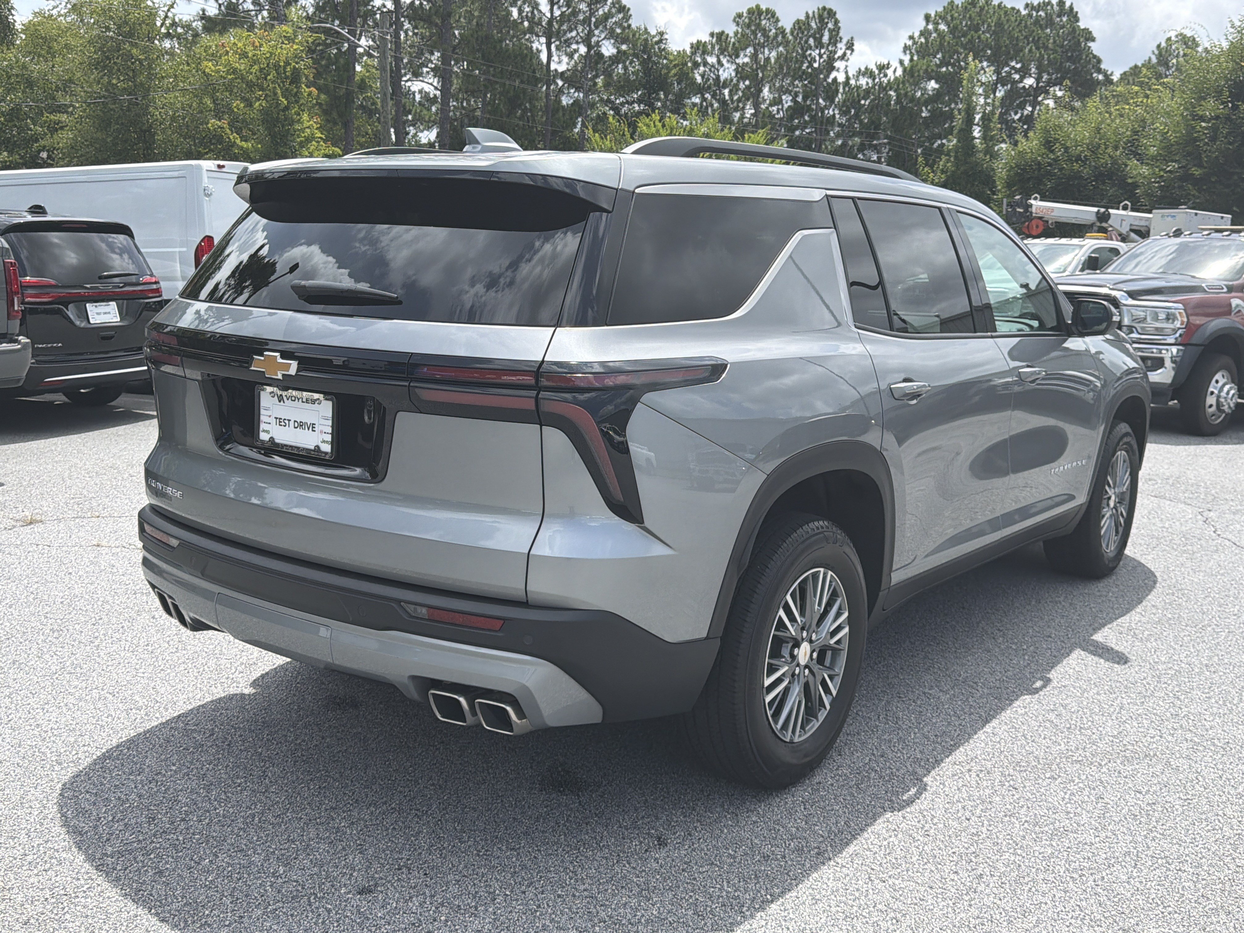 Used 2025 Chevrolet Traverse LT FWD image 8