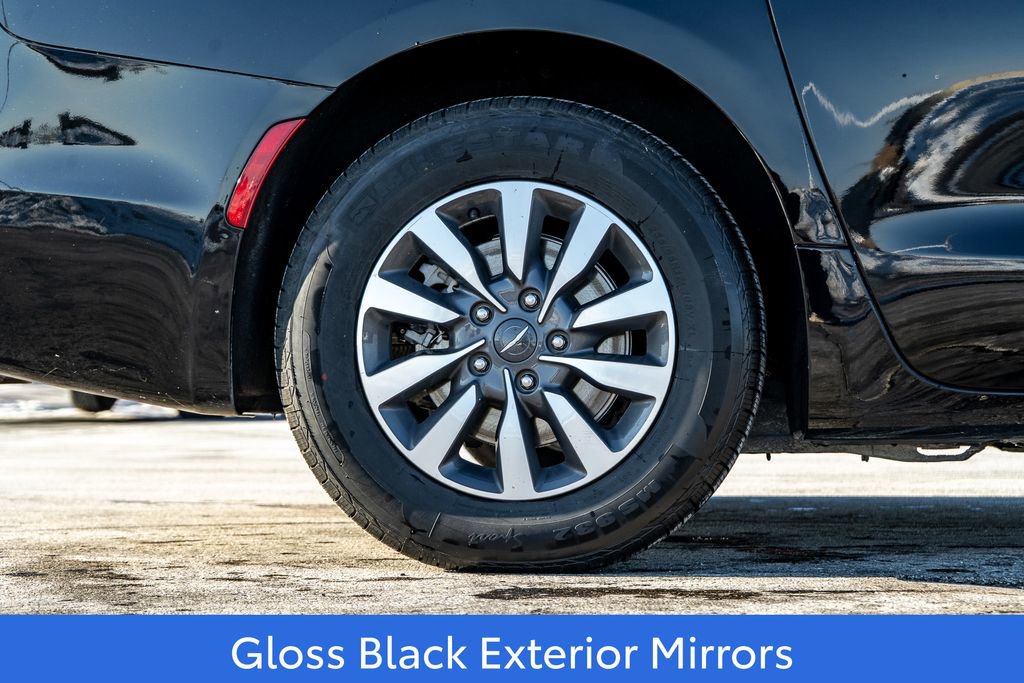 Used 2024 Chrysler Pacifica Select image 9