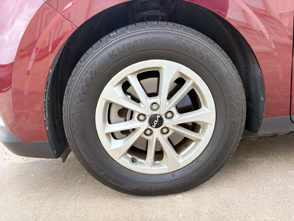 Used 2024 Kia Carnival LX FWD image 9