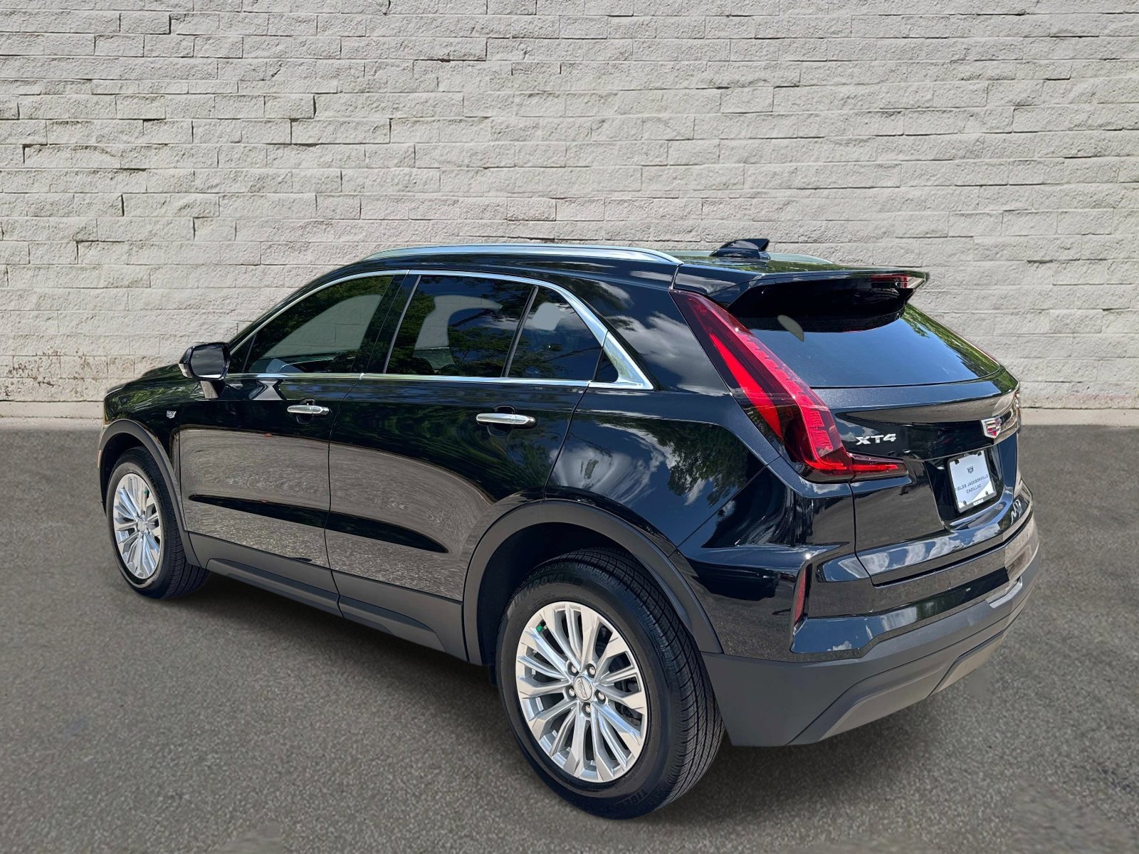 Used 2024 Cadillac XT4 Luxury w/ Cold Weather Package FWD image 3