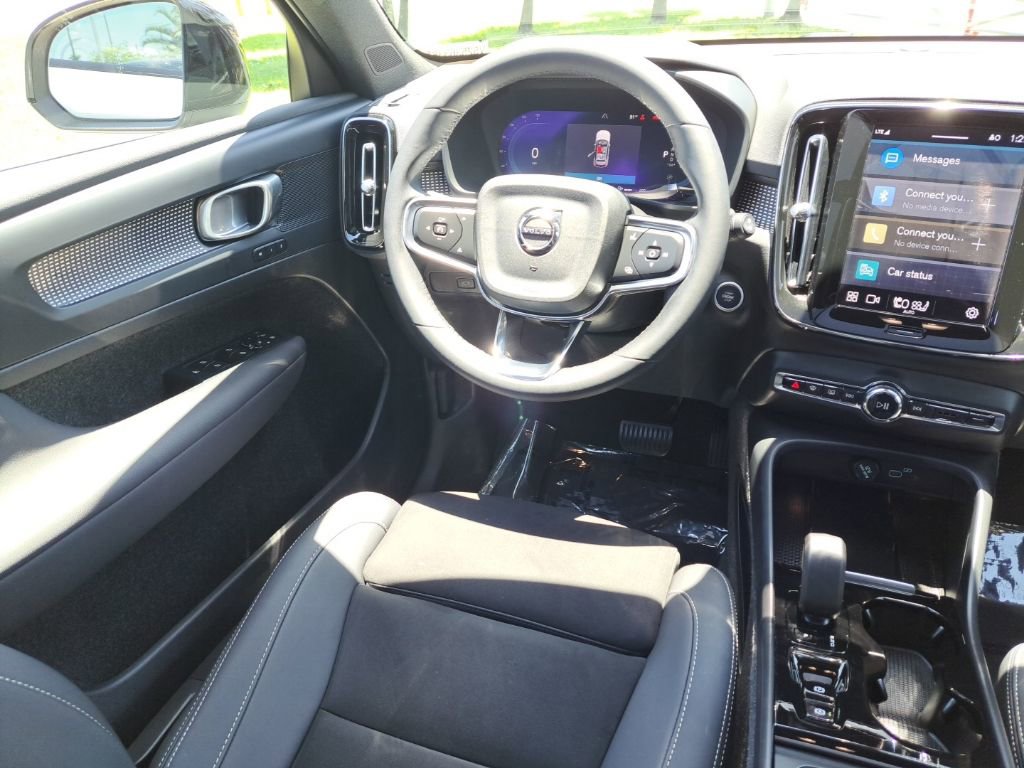 Used 2023 Volvo XC40 B5 Plus w/ Climate Package image 12