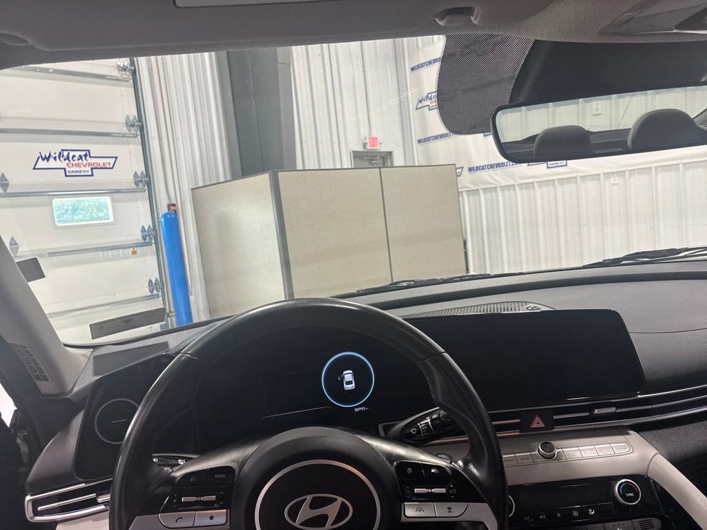 Used 2025 Hyundai Elantra Limited FWD image 2