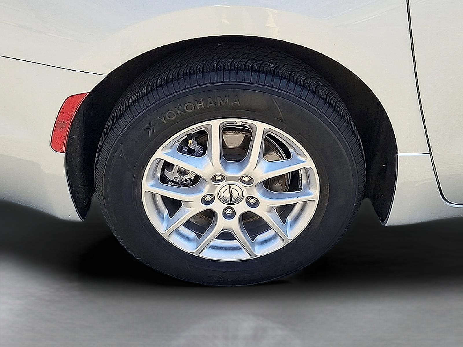 Used 2024 Chrysler Pacifica Touring-L FWD image 9