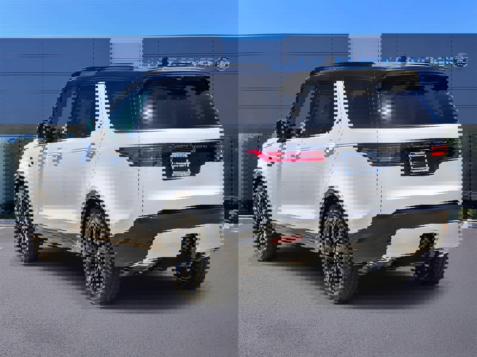 New 2025 Land Rover Discovery Dynamic SE image 4