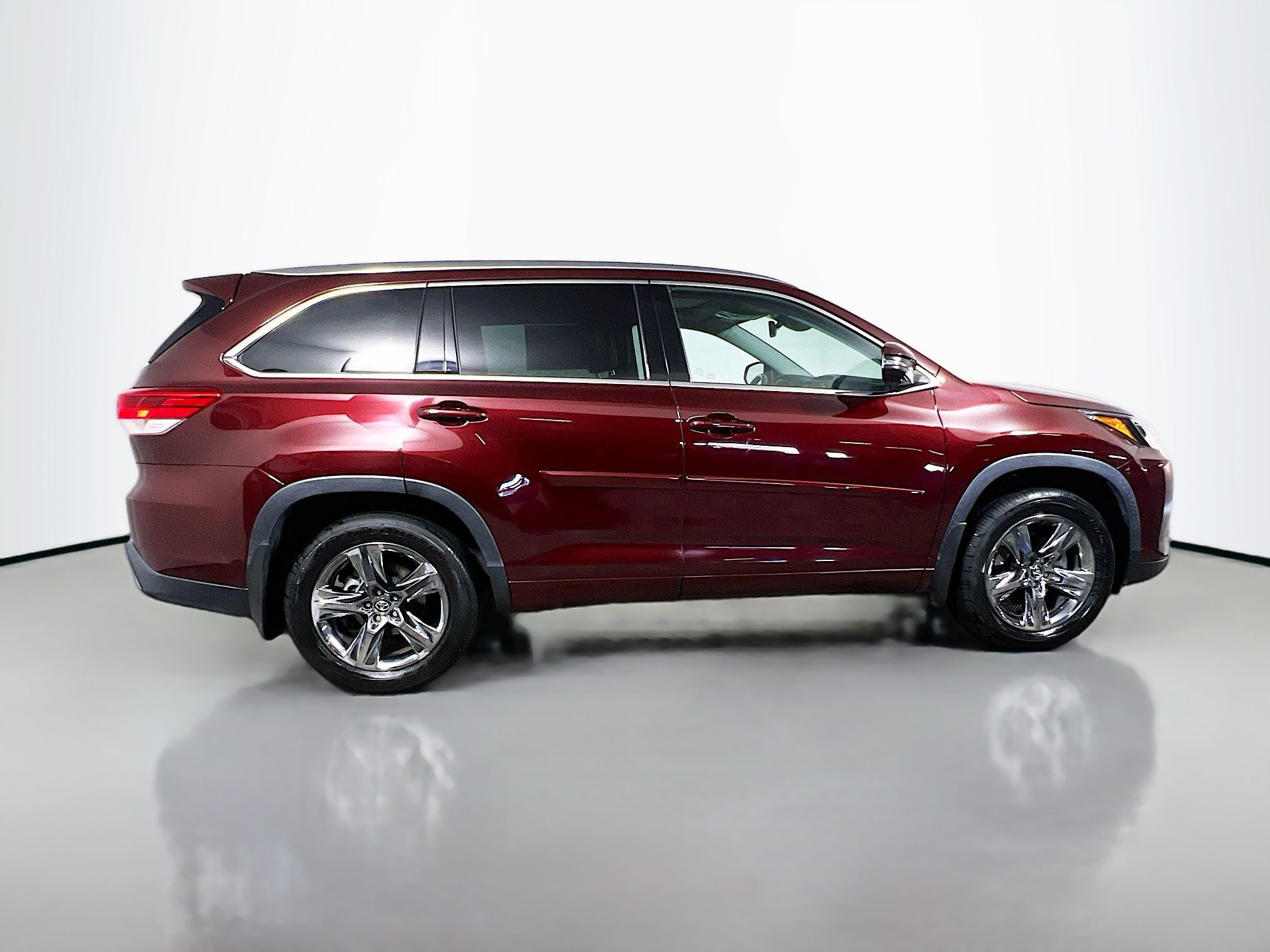 Used 2019 Toyota Highlander Limited Platinum image 3