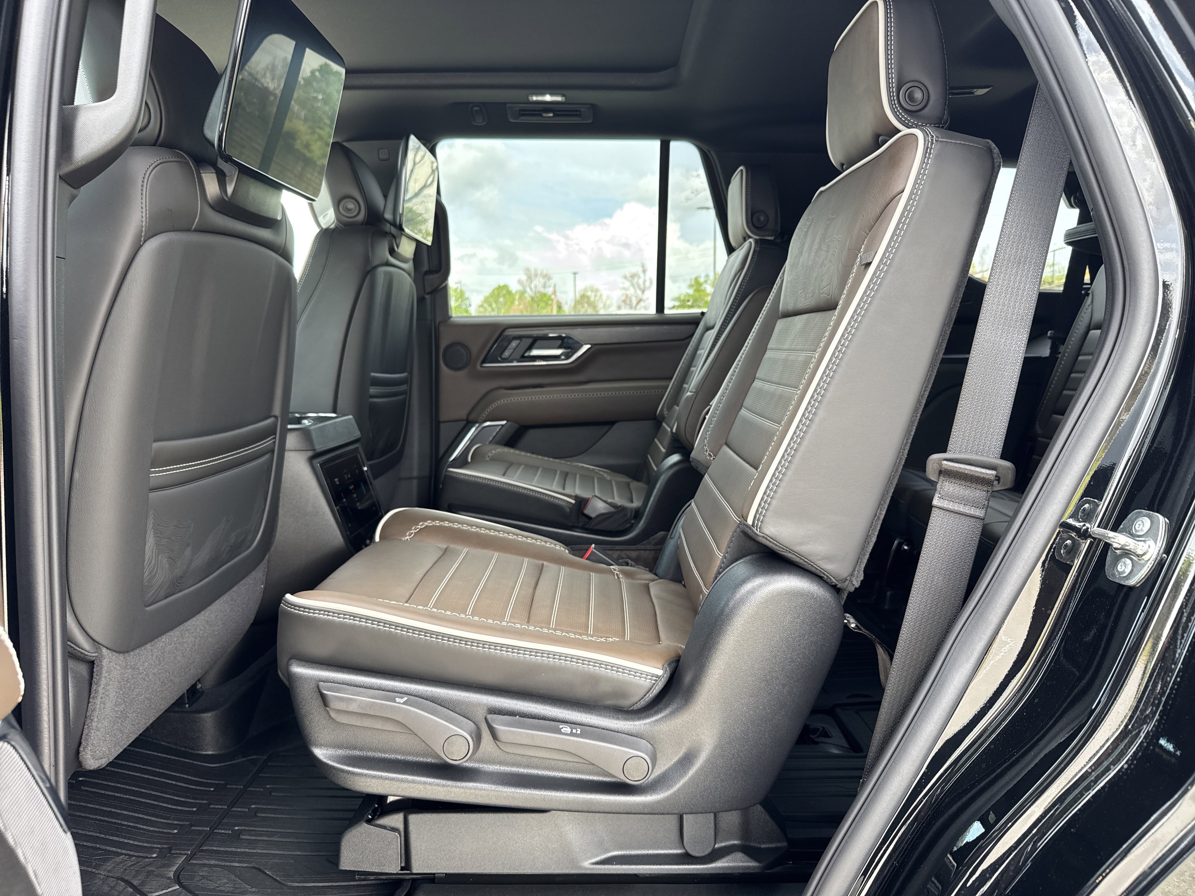 Used 2026 GMC Yukon Denali Ultimate AWD/4WD image 32