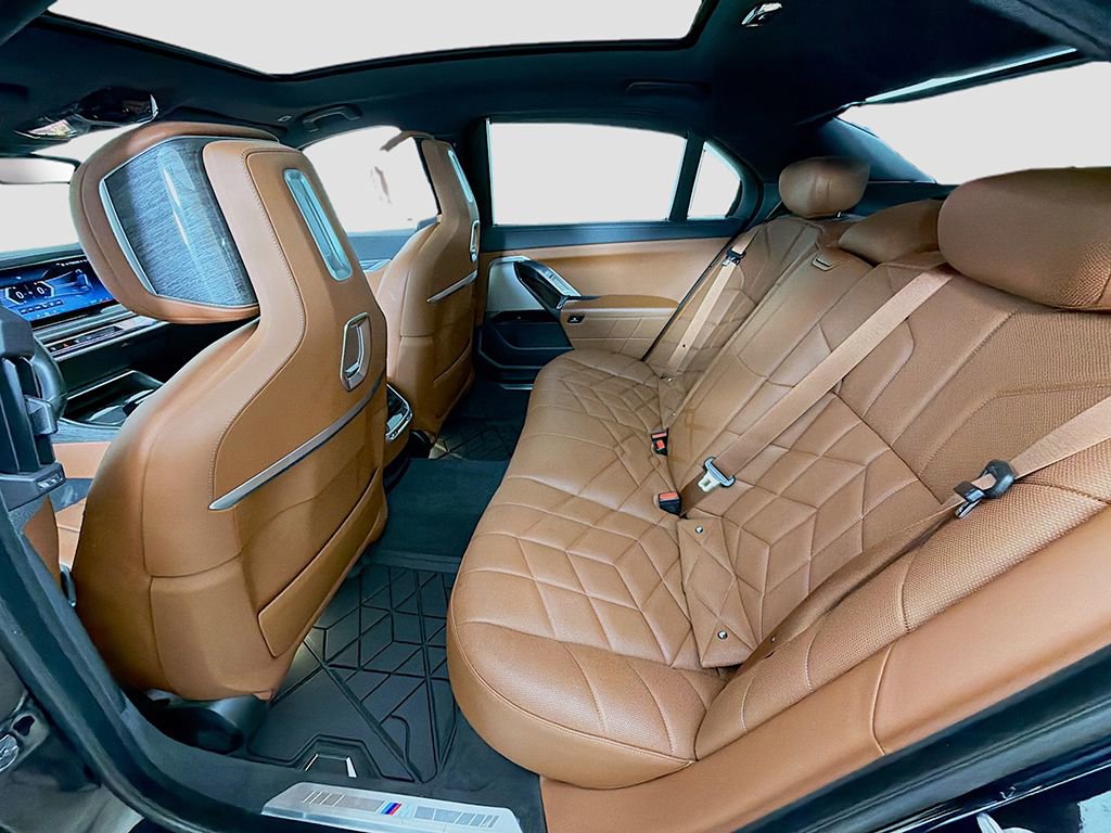 Used 2023 BMW 760i xDrive w/ Executive Package image 28