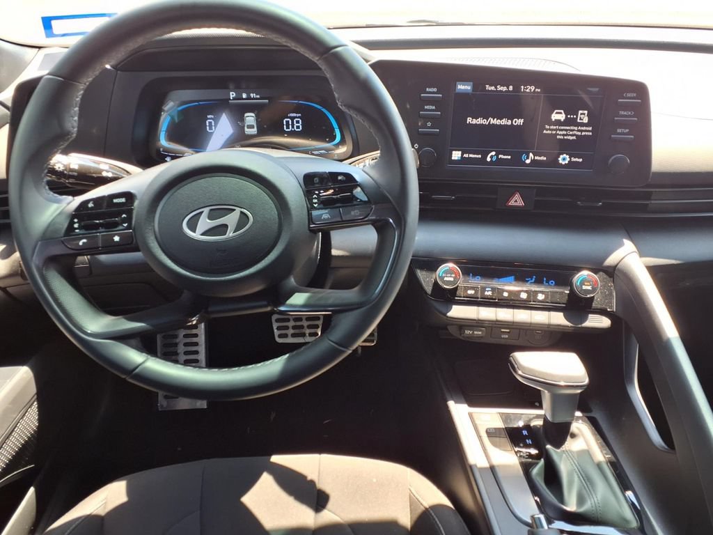 Used 2025 Hyundai Elantra Sport FWD image 13