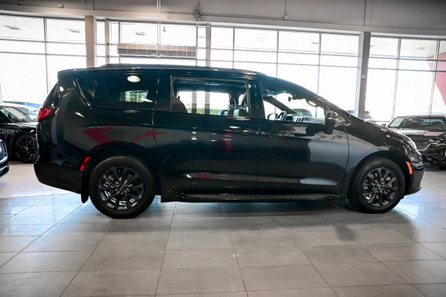 Used 2021 Chrysler Pacifica Touring-L w/ S Appearance Package image 4