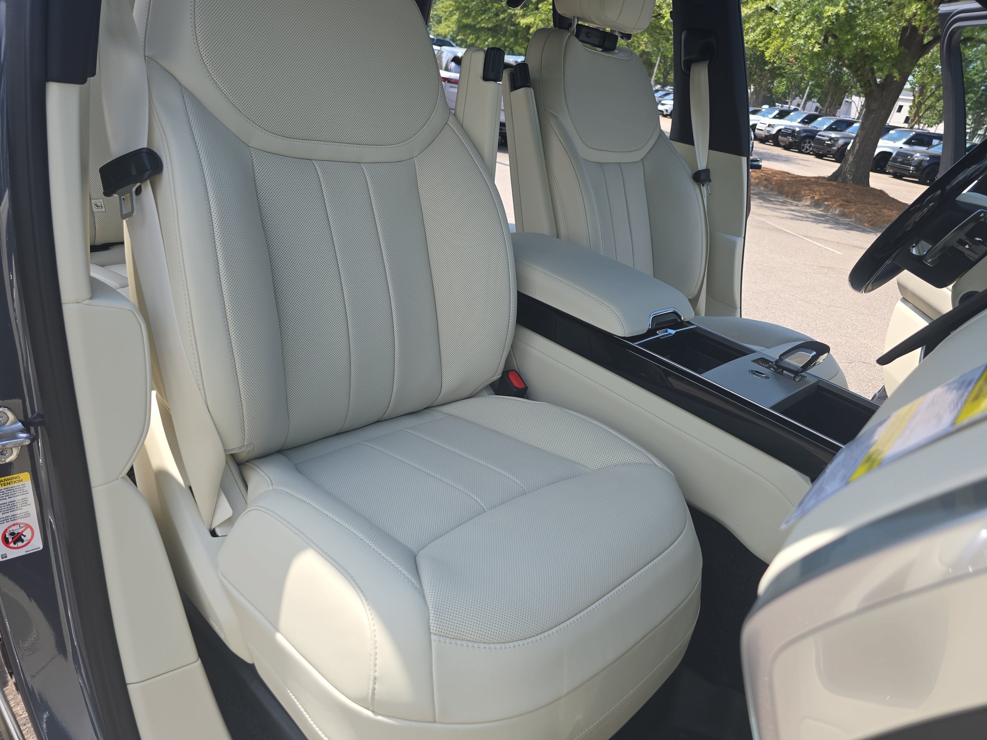 New 2026 Land Rover Range Rover Long Wheelbase SE AWD/4WD image 10