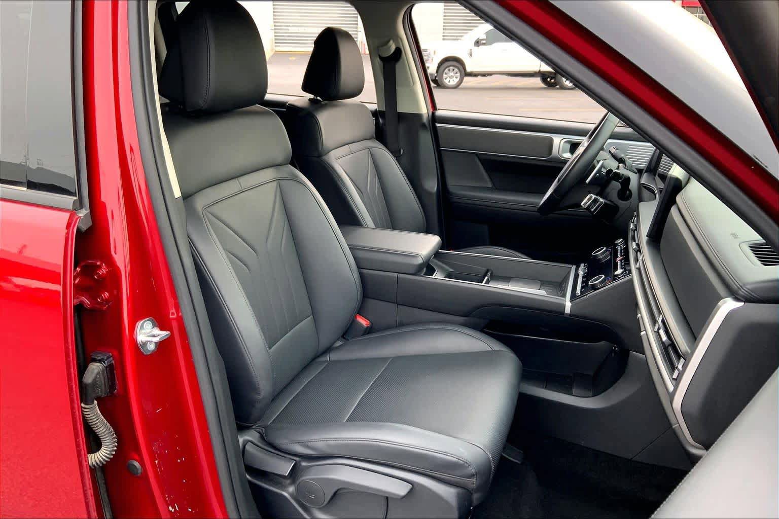Used 2025 Hyundai Santa Fe SEL FWD image 9