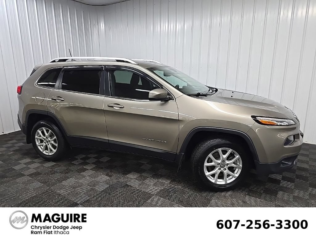 Used 2016 Jeep Cherokee Latitude w/ Cold Weather Group AWD/4WD image 1