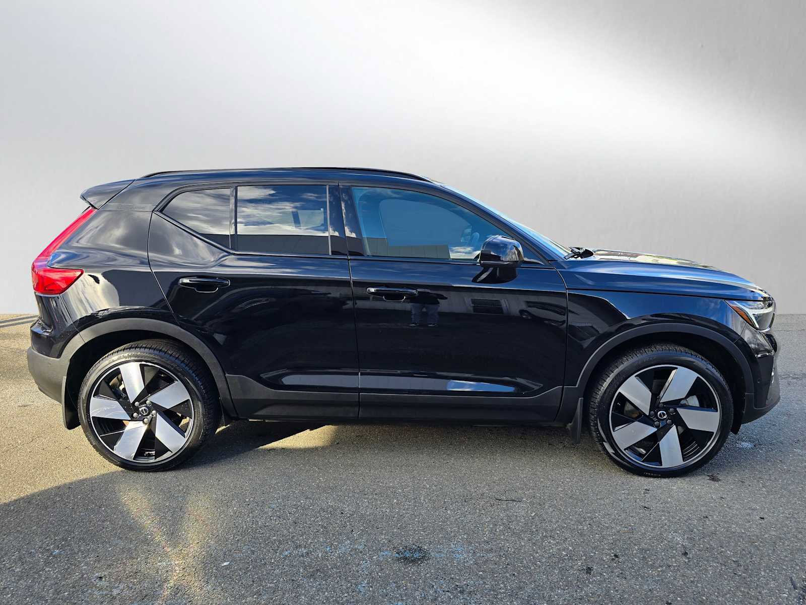 Used 2023 Volvo XC40 Recharge Ultimate w/ Protection Package Premier image 2