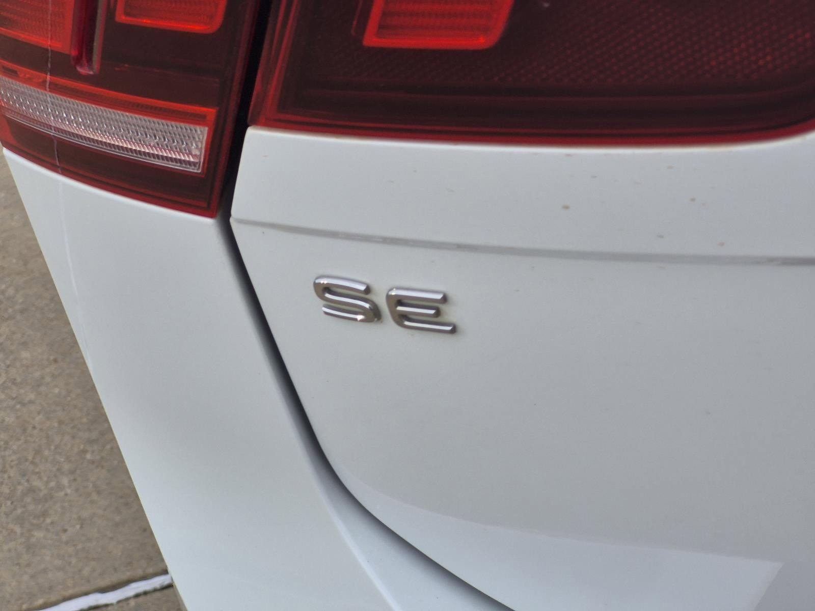 Used 2022 Volkswagen Tiguan SE R-Line FWD image 8