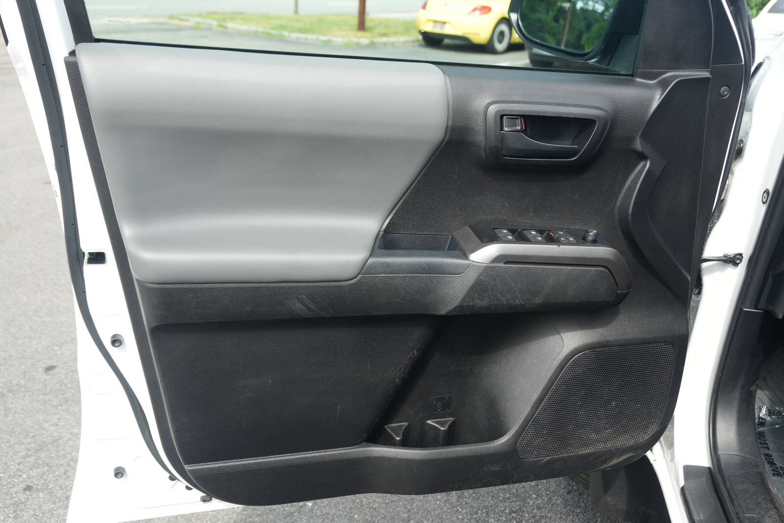 Used 2021 Toyota Tacoma SR5 AWD/4WD image 15