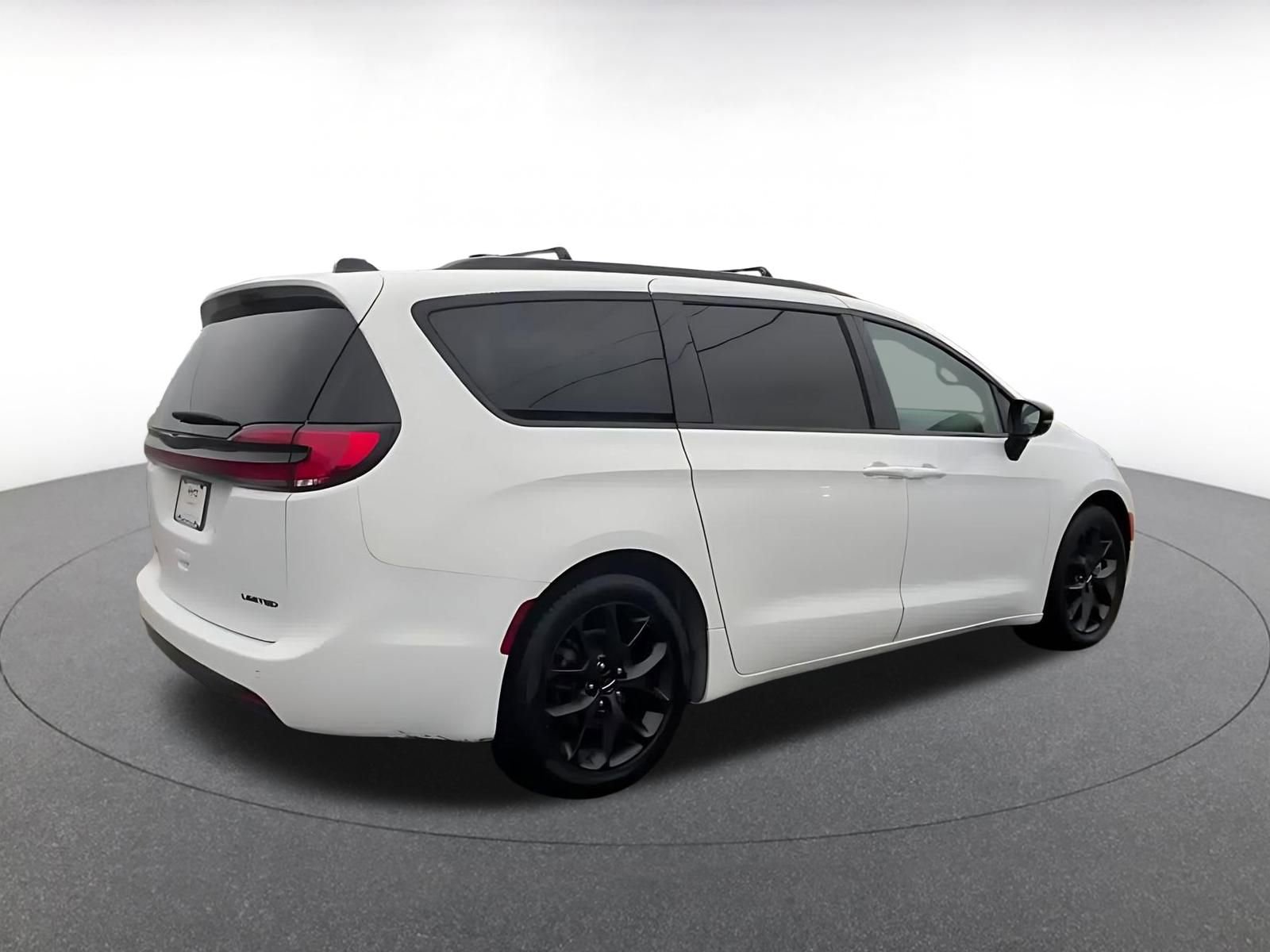 Used 2025 Chrysler Pacifica Limited FWD image 14