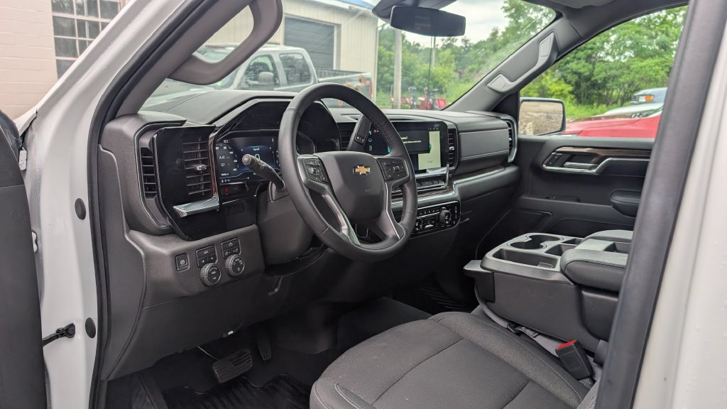 Used 2024 Chevrolet Silverado 1500 LT AWD/4WD image 7