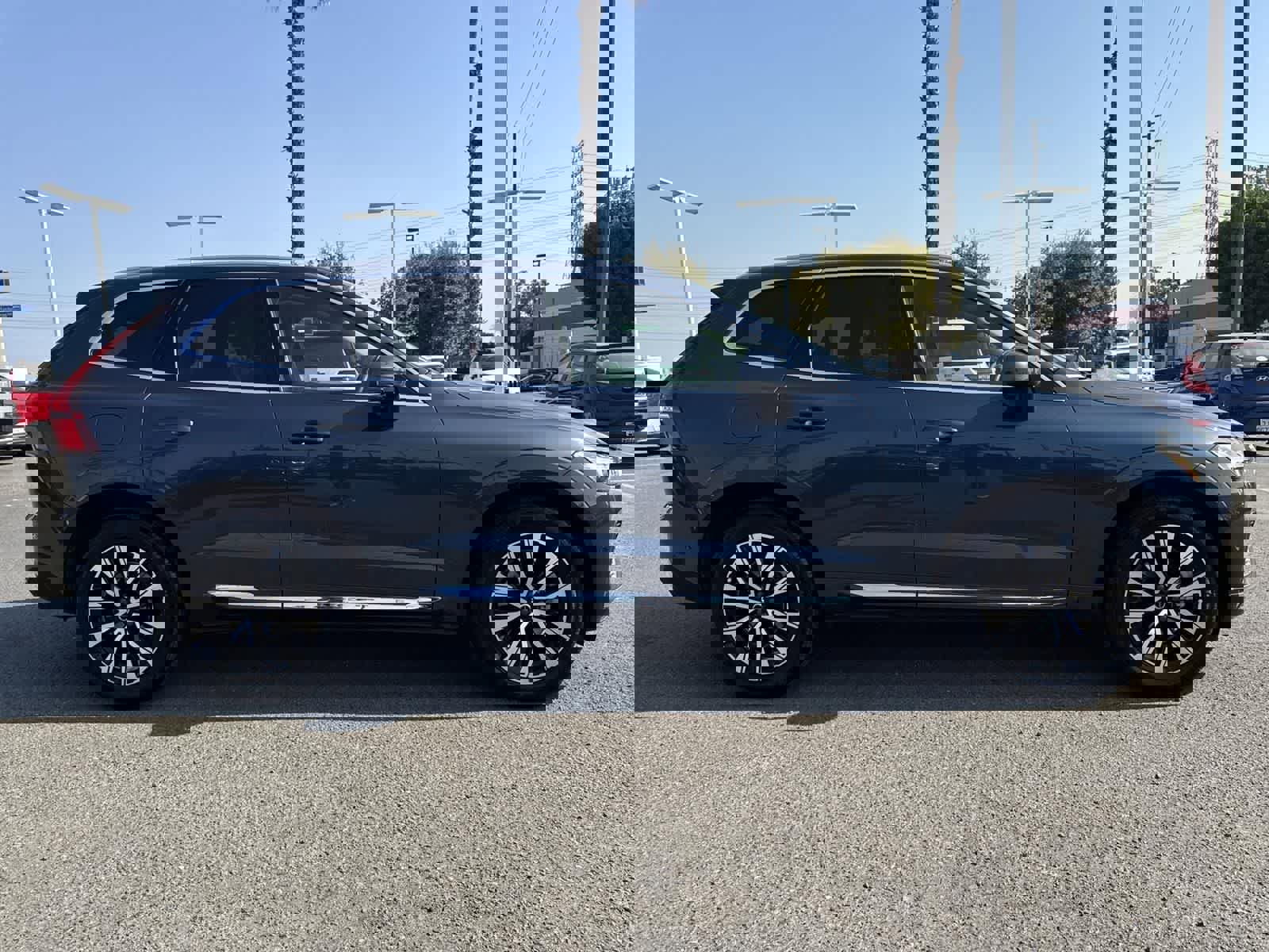 Used 2023 Volvo XC60 B5 Plus image 3