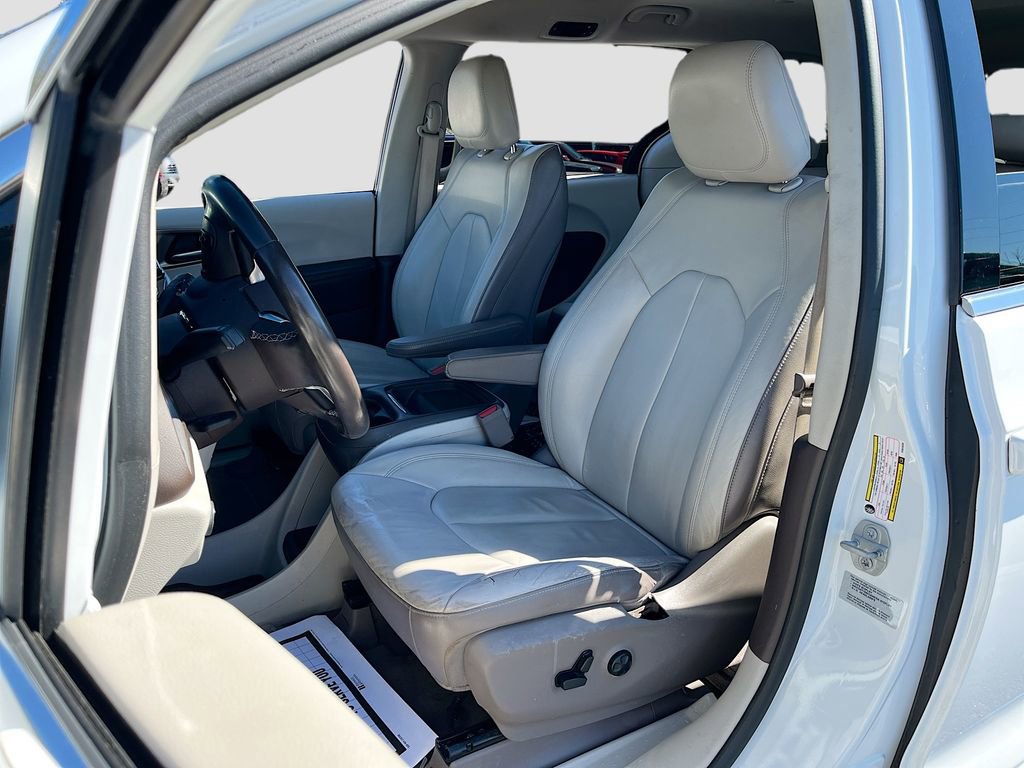 Used 2017 Chrysler Pacifica Touring-L image 19