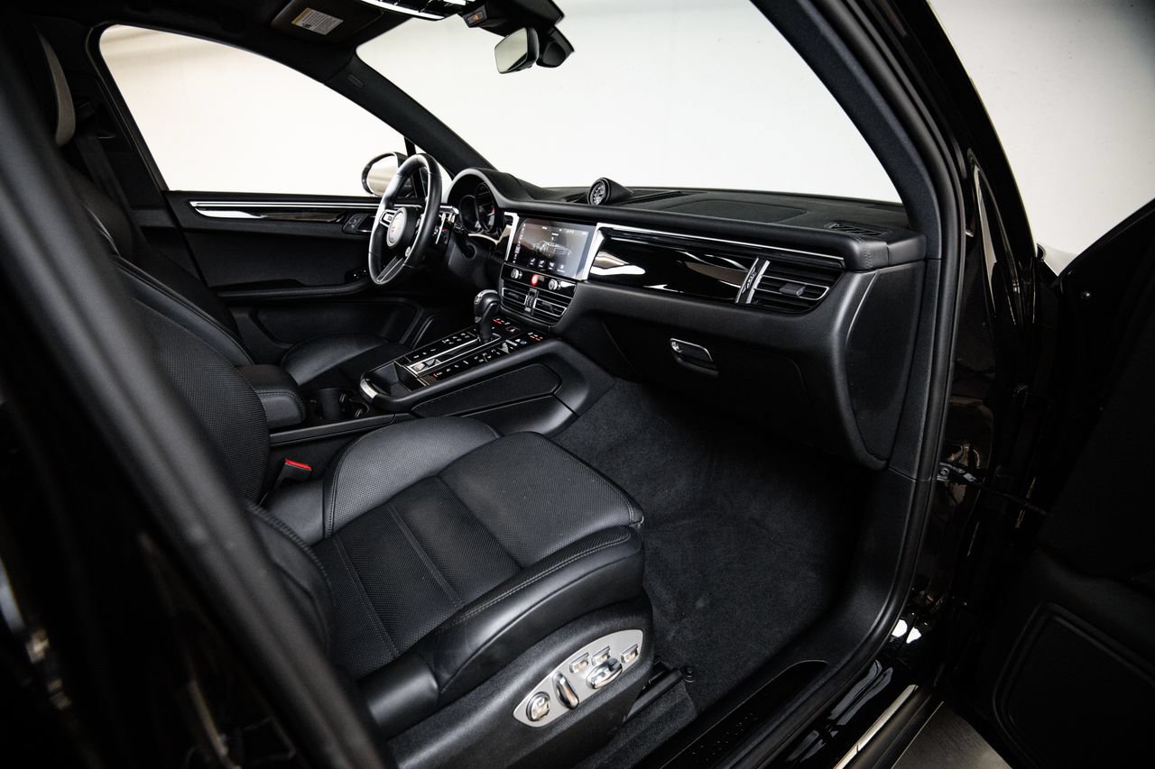Certified 2023 Porsche Macan Turbo AWD/4WD image 28