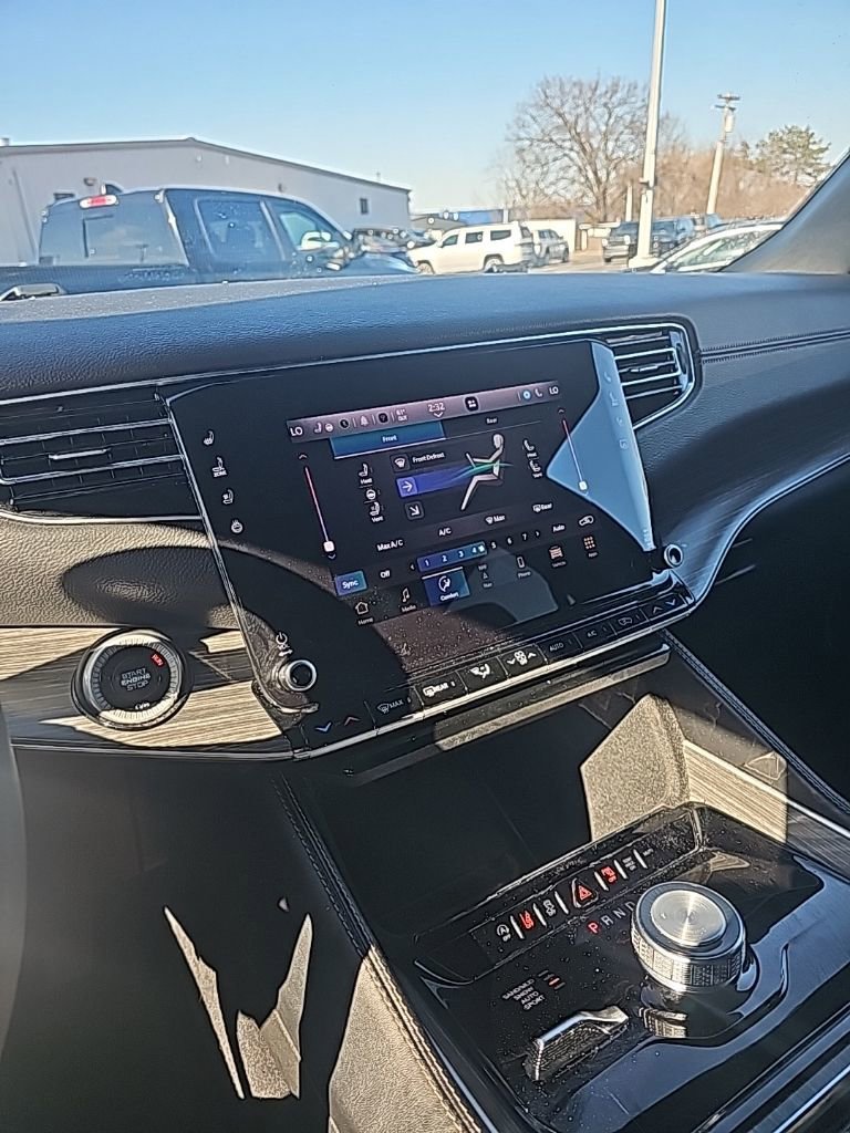 Certified 2024 Jeep Wagoneer L Series II w/ Flexible Seating Group image 11