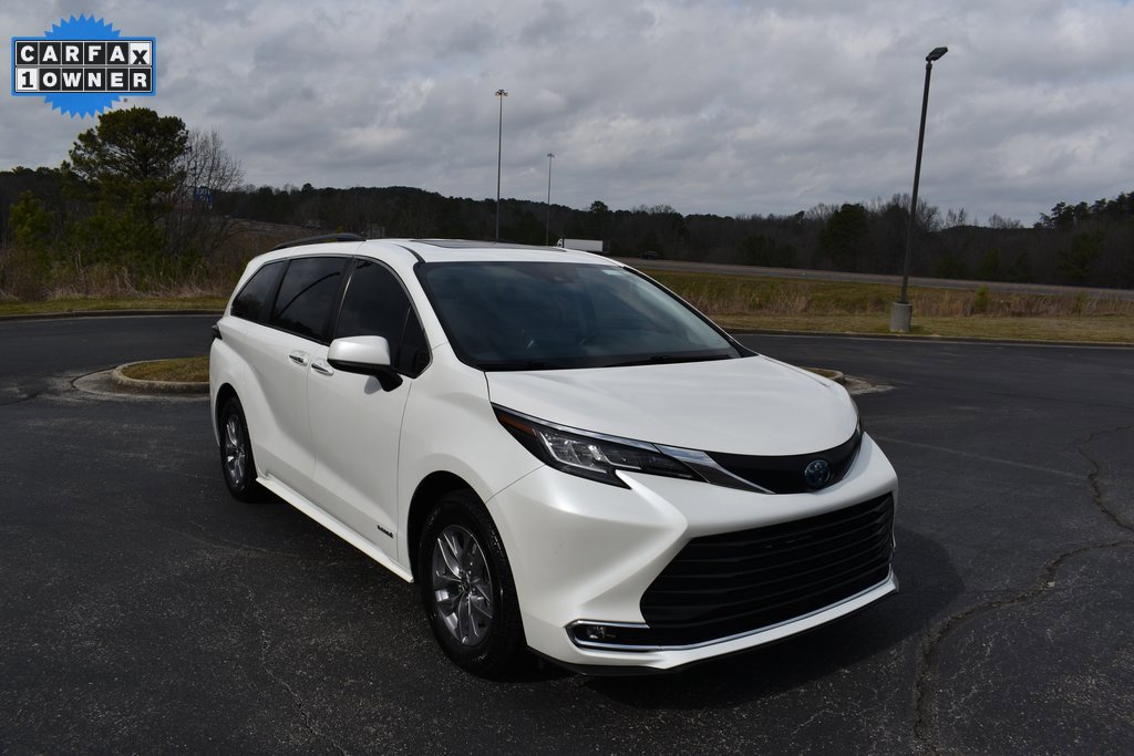 Used 2021 Toyota Sienna XLE image 1