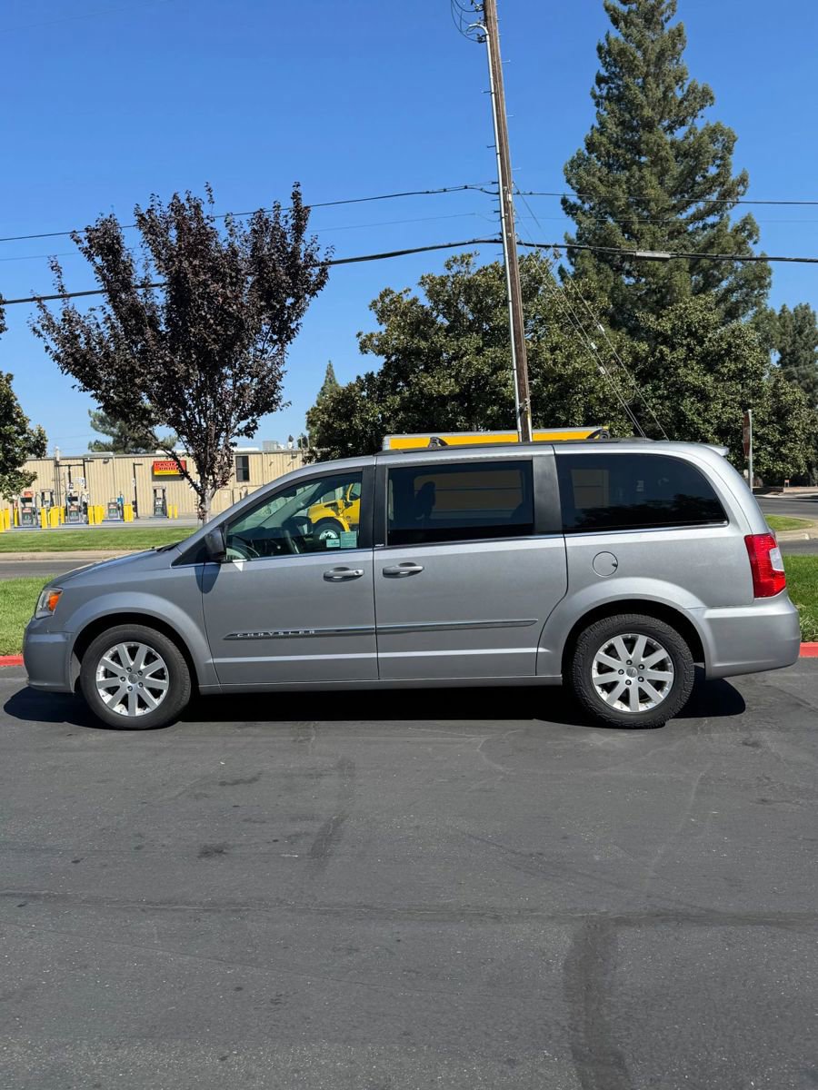 Used 2013 Chrysler Town & Country Touring image 7