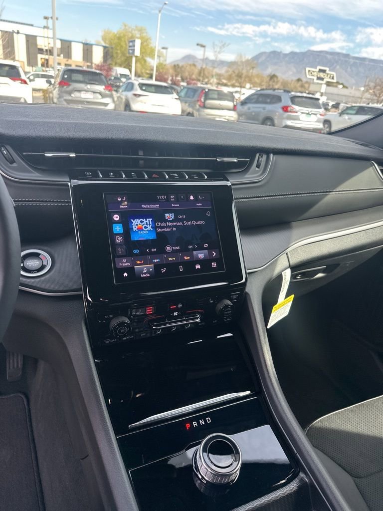 Used 2025 Jeep Grand Cherokee Altitude image 17