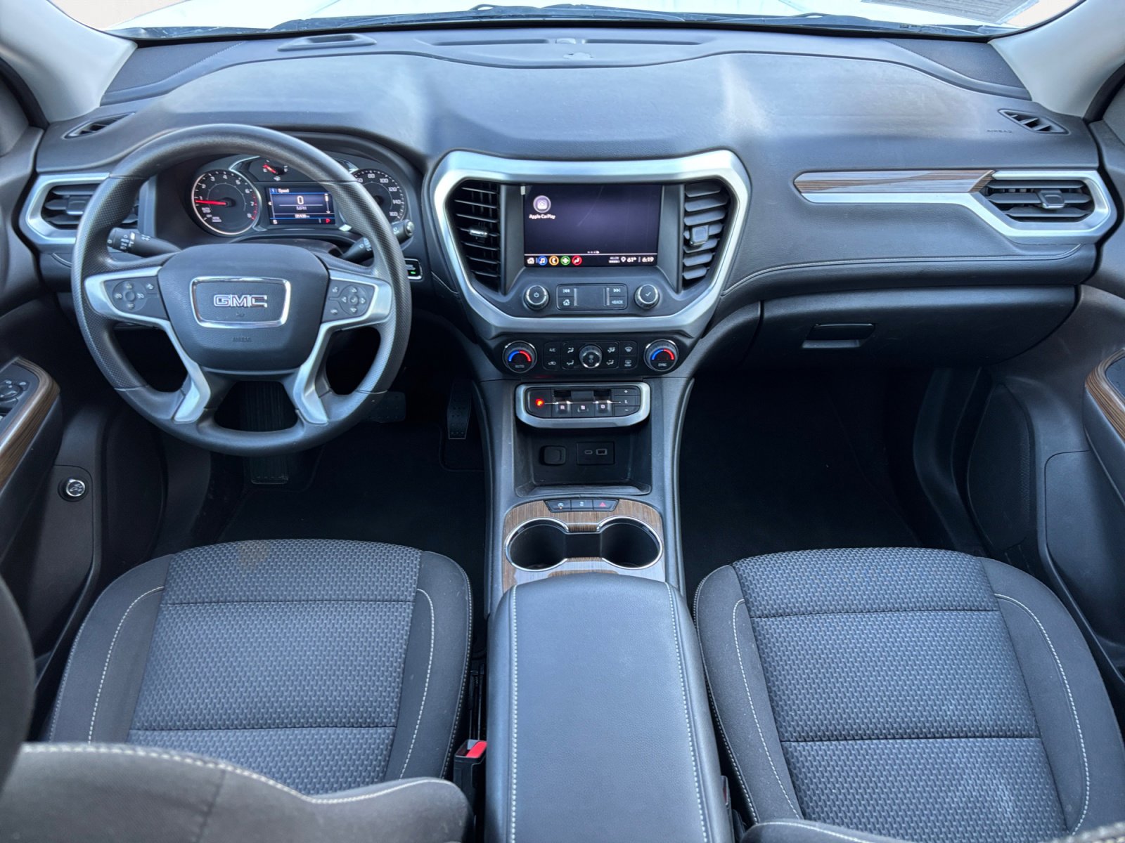 Used 2023 GMC Acadia SLE w/ Driver Convenience Package image 3