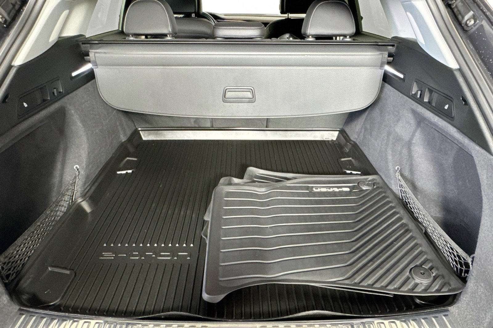 Used 2019 Audi e-tron Premium Plus w/ Cold Weather Package image 25