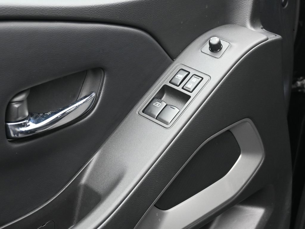 Used 2025 Nissan Frontier SV image 15