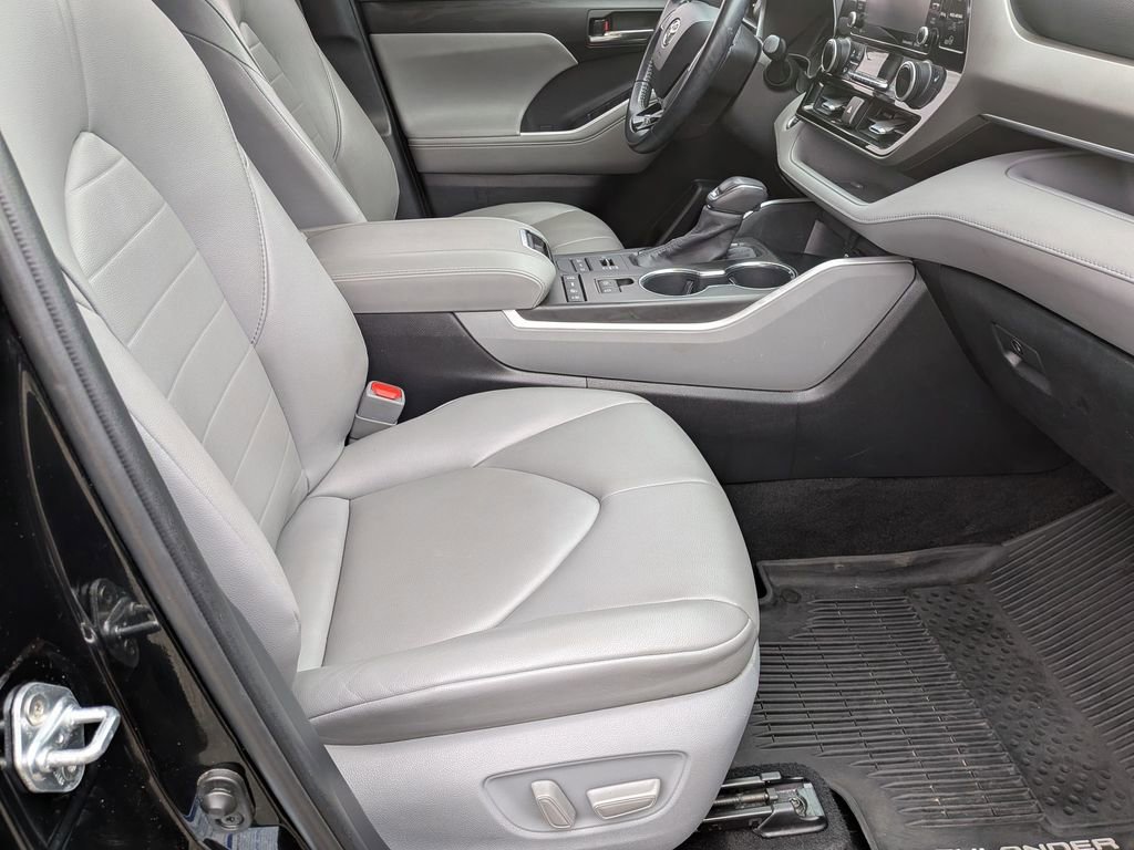 Used 2020 Toyota Highlander XLE AWD/4WD image 30
