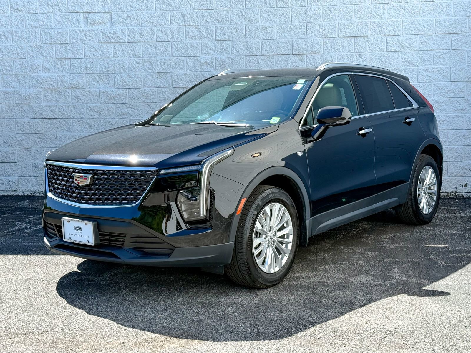 Certified 2024 Cadillac XT4 Luxury w/ Cold Weather Package AWD/4WD image 3