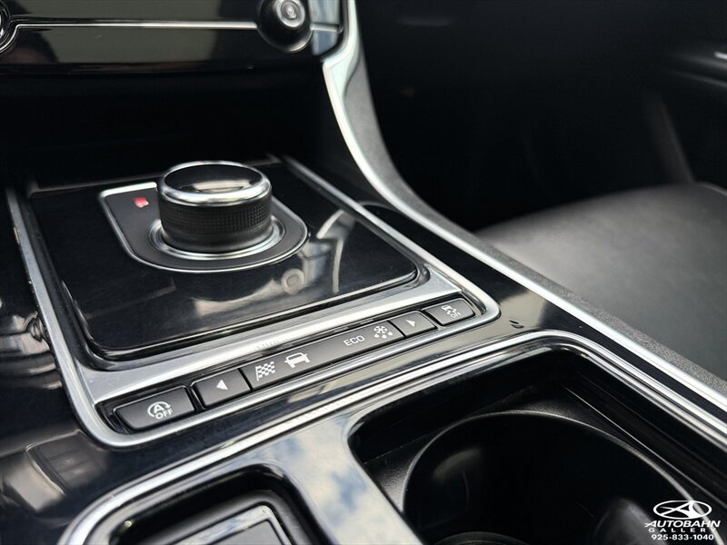 Used 2018 Jaguar XF Premium RWD image 21