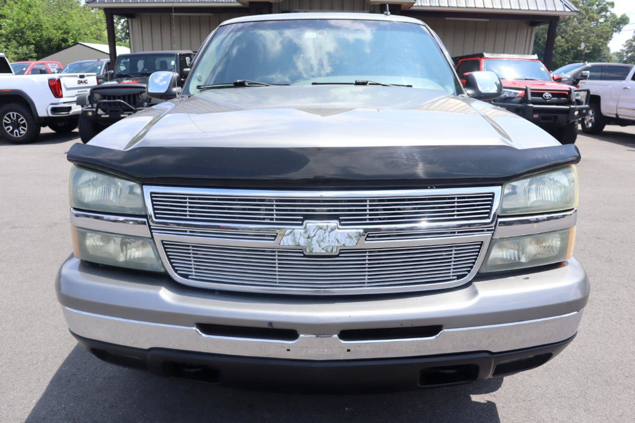 Used 2006 Chevrolet Silverado 1500 LT w/ Onstar Plus Package AWD/4WD image 2