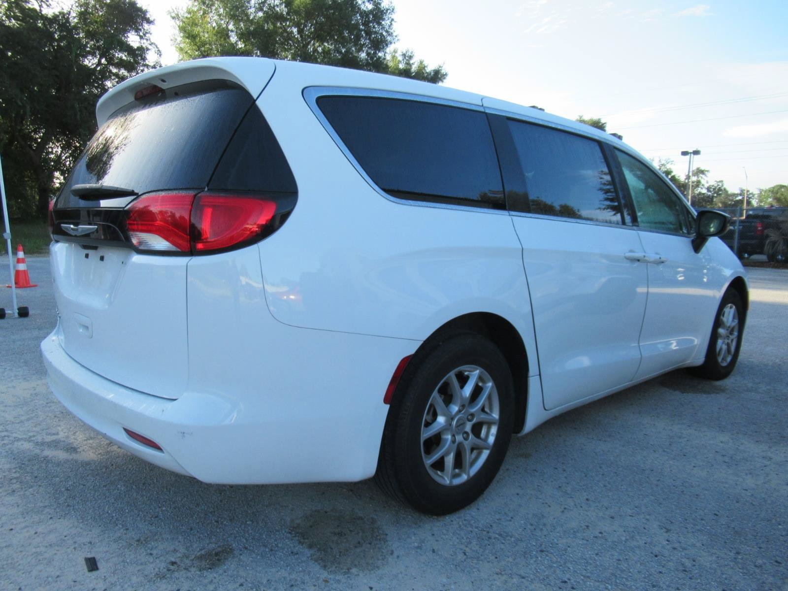 Certified 2024 Chrysler Voyager LX FWD image 4