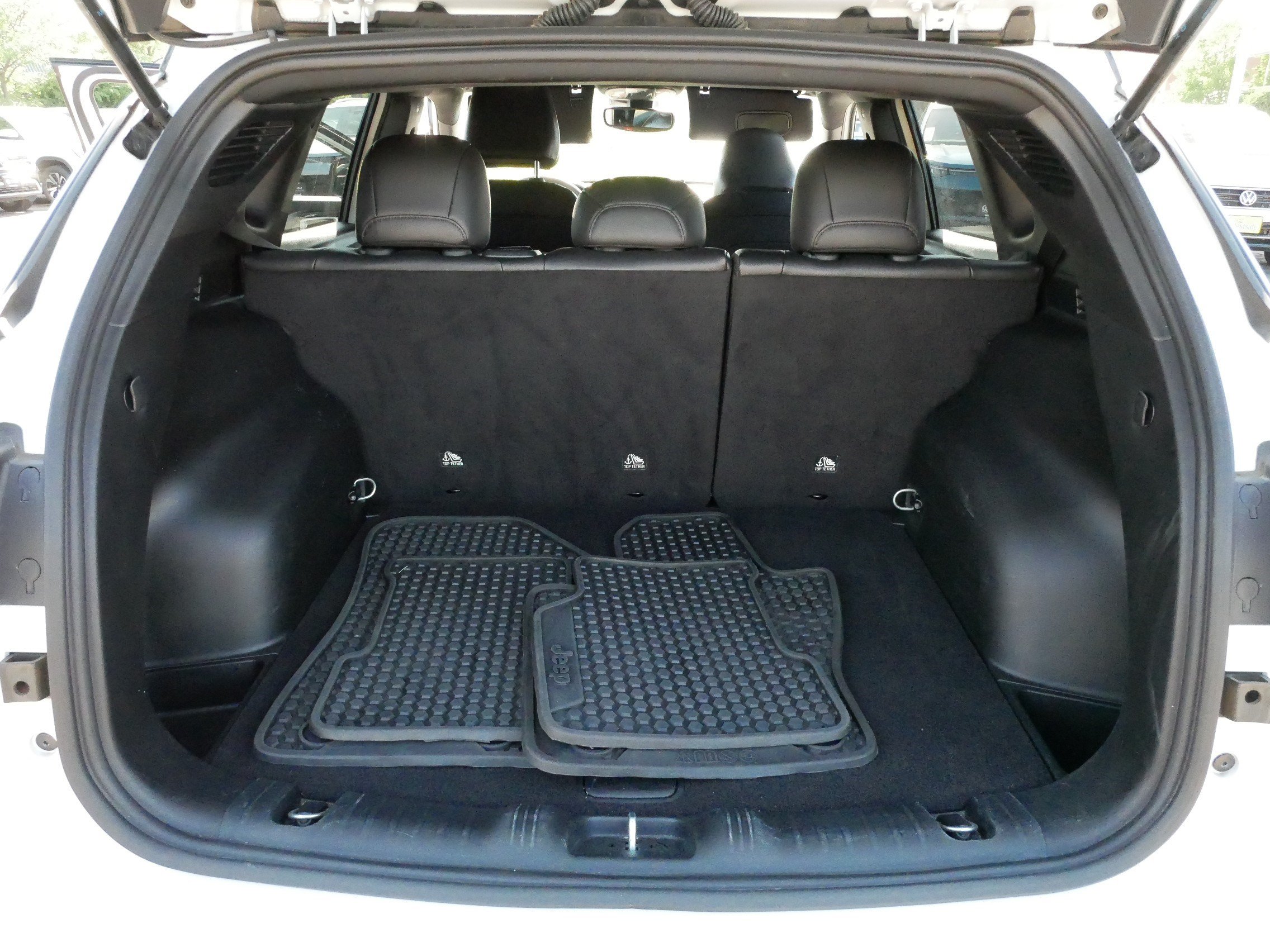 Used 2025 Jeep Compass Trailhawk AWD/4WD image 18