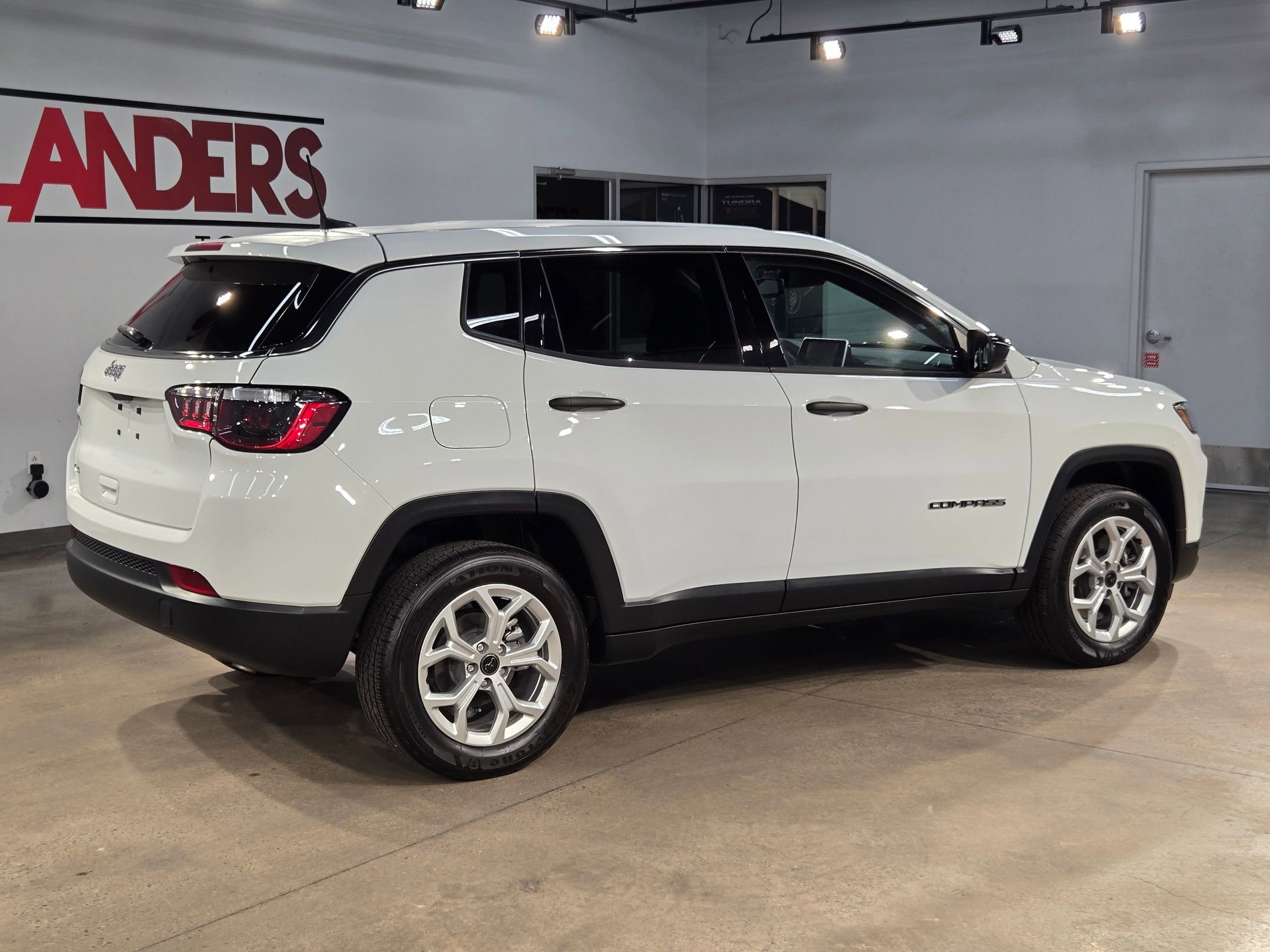 Used 2025 Jeep Compass Sport image 7