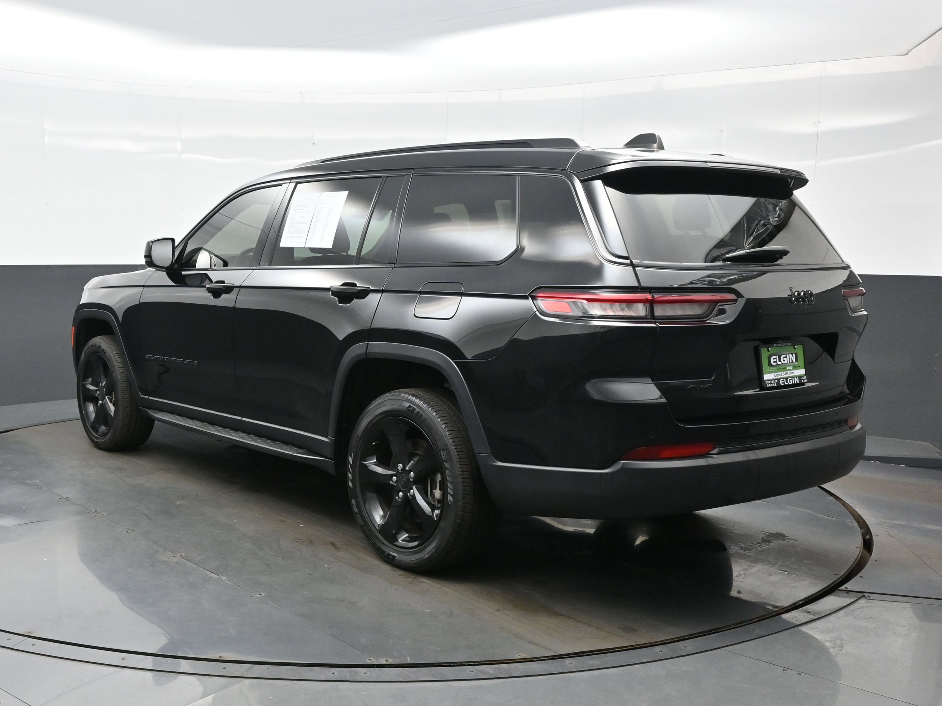 Used 2023 Jeep Grand Cherokee L Laredo image 4