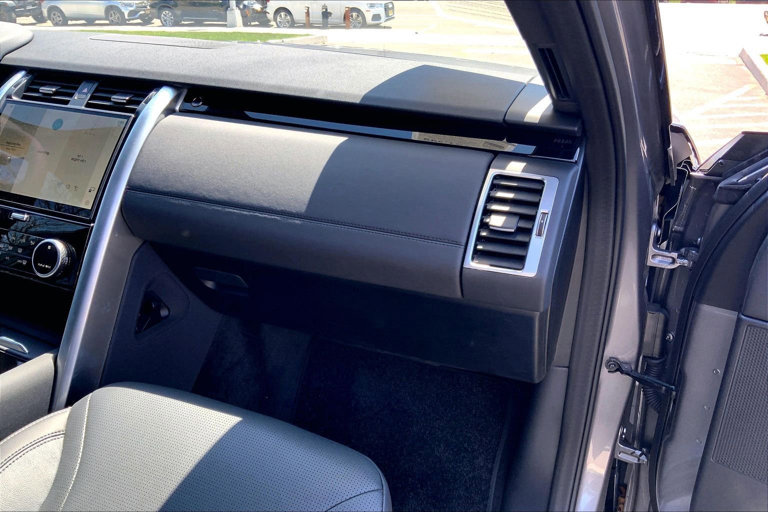 Used 2025 Land Rover Discovery S AWD/4WD image 18