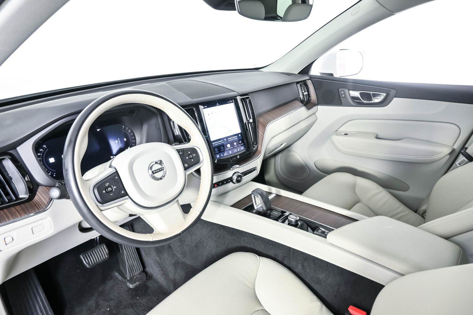 Certified 2022 Volvo XC60 B5 Momentum w/ Protection Package AWD/4WD image 5