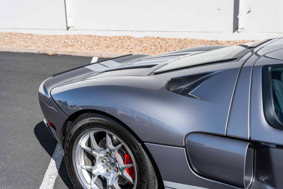 Used 2006 Ford GT RWD image 9