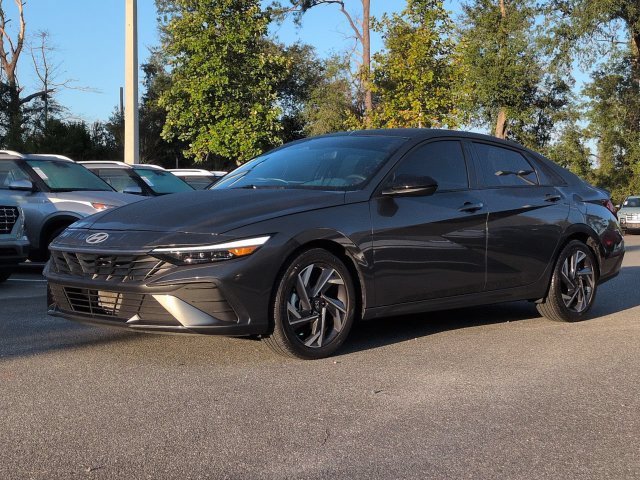 Used 2025 Hyundai Elantra Sport FWD image 2