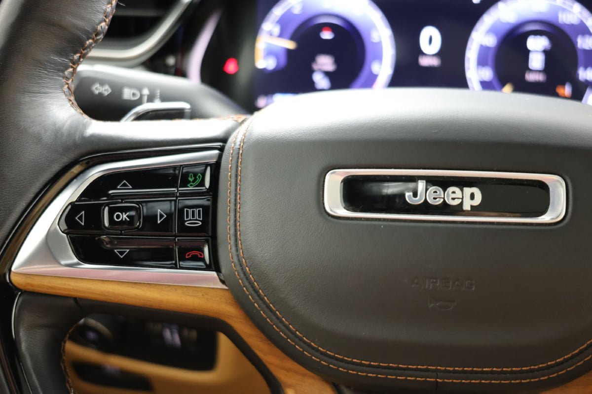 Used 2025 Jeep Grand Cherokee L Summit AWD/4WD image 30
