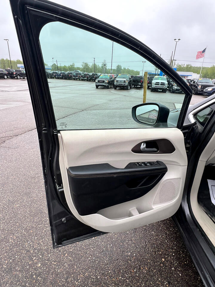 Used 2017 Chrysler Pacifica Touring image 10