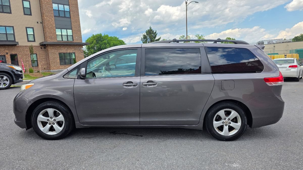 Used 2011 Toyota Sienna LE w/ Towing Pkg FWD image 4