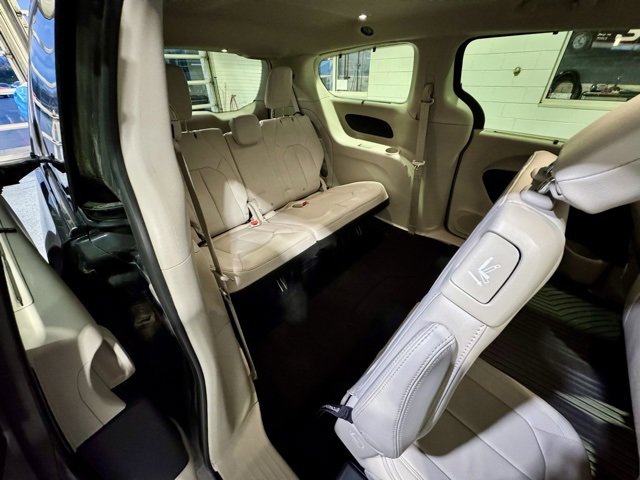 Used 2021 Chrysler Pacifica Touring-L image 13