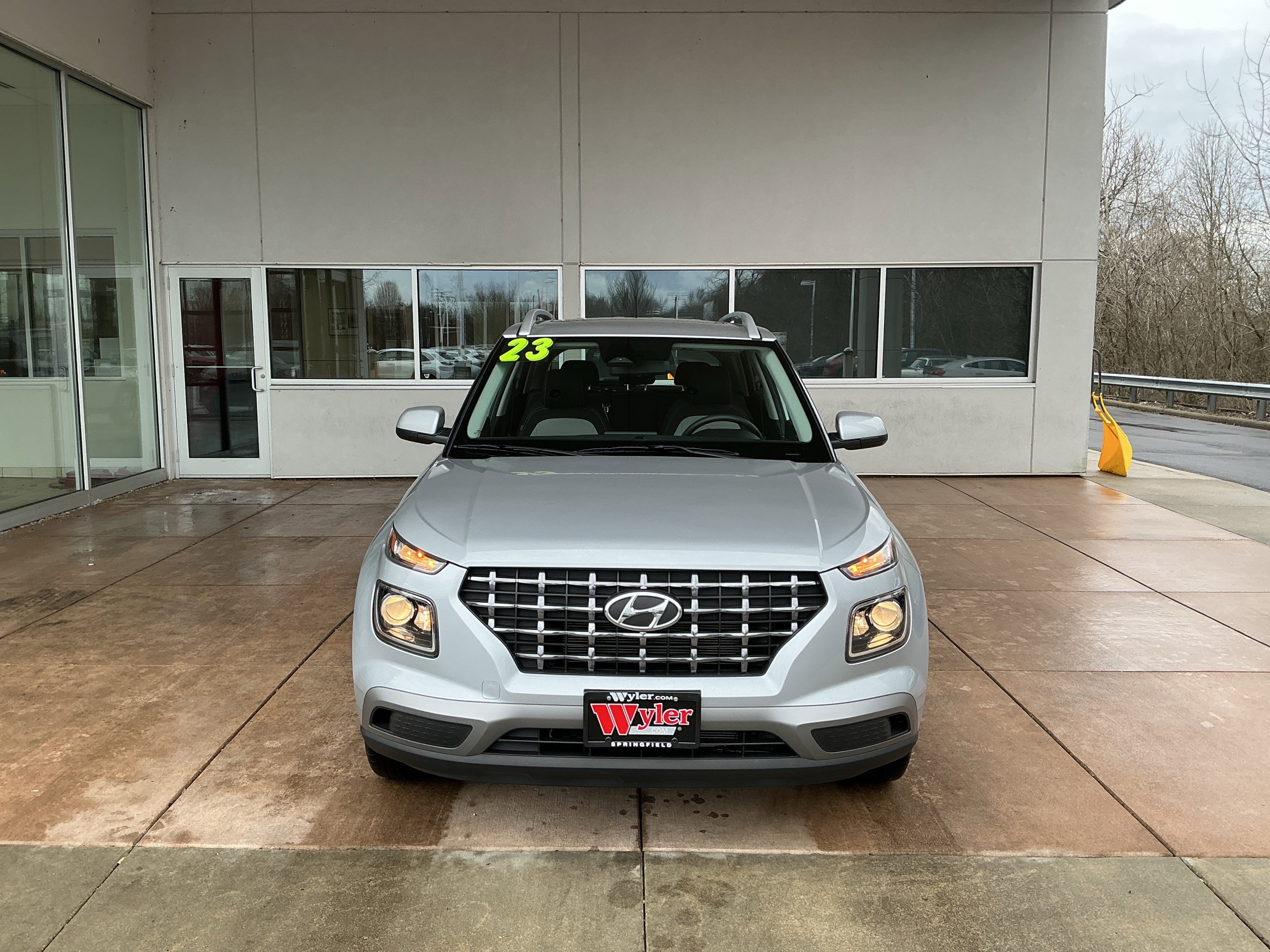 Used 2023 Hyundai Venue SEL image 2