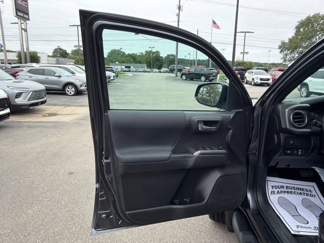 Used 2022 Toyota Tacoma TRD Off-Road AWD/4WD image 14